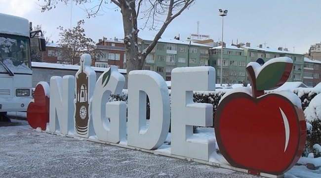 Niğde'ye mevsimin ilk karı yağdı