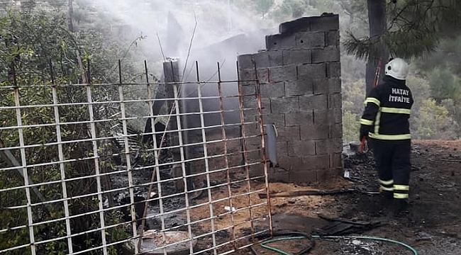 Odunluktaki yangın ormana sıçramadan söndürüldü