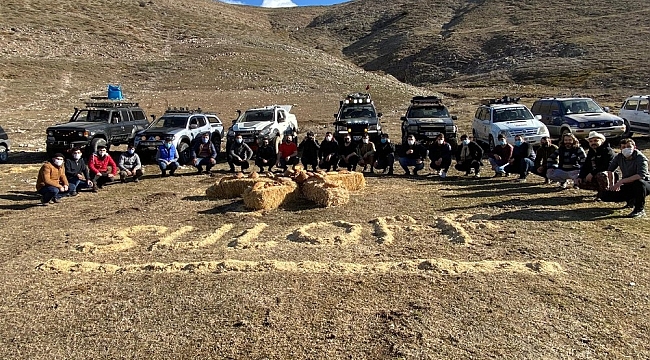 Off-road tutkunları yılkı atlarını besledi