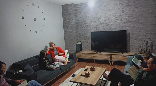 Öğrenci ve veliler "Ekrana uzak kitaba yakın" projesiyle kitap okuyor