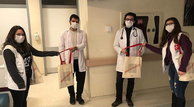 Öğrencilerden sağlık çalışanlarına teşekkür ziyareti