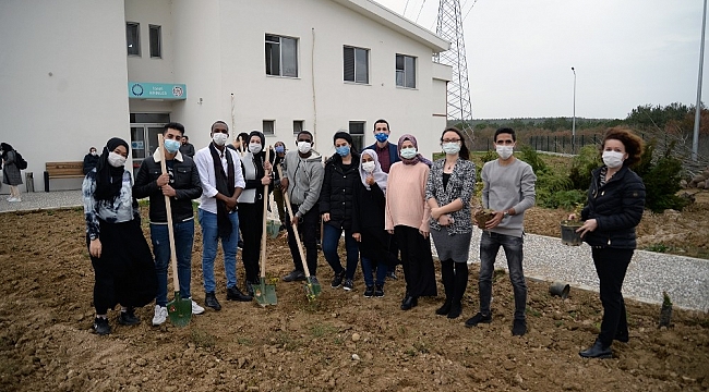 Öğrencilerin 'misafirliği' fidanlarla ölümsüzleştirildi