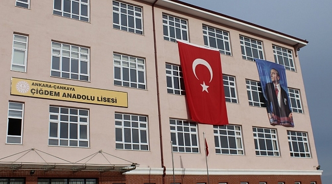 Öğrencisiz okullarda İstiklal Marşı'nı öğretmenler okudu