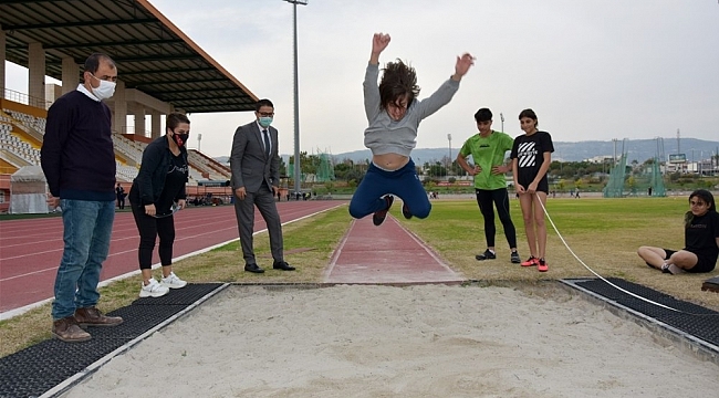 Ökkeş Demir, Atletizm Milli Takım sporcularıyla buluştu