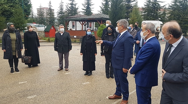 Okul bahçelerinde İstiklal Marşı sesi yükseldi