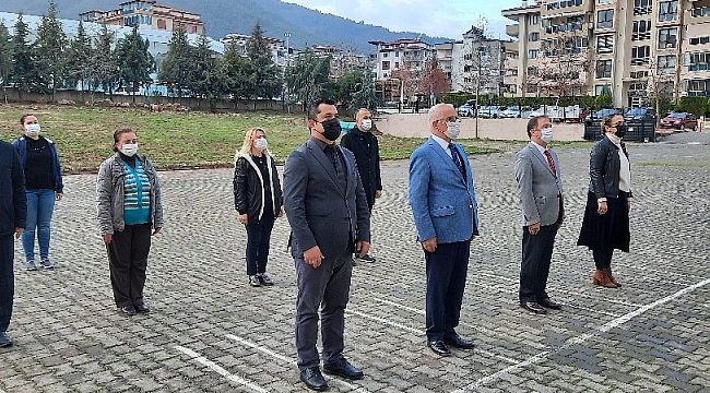 Okul özlemini İstiklal Marşı ile giderdiler