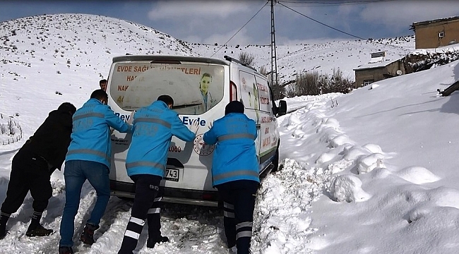 Önce kara saplanan araçlarını çıkardılar sonrada hastalarını muayene ettiler