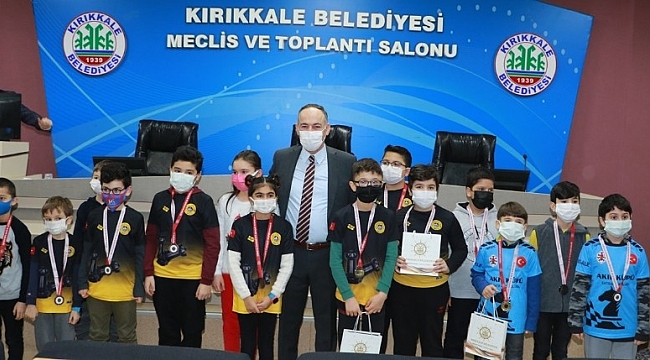 Online satranç turnuvasında ödüller sahiplerini buldu