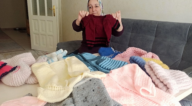 Örgü yaparak çocuklarını okutuyor