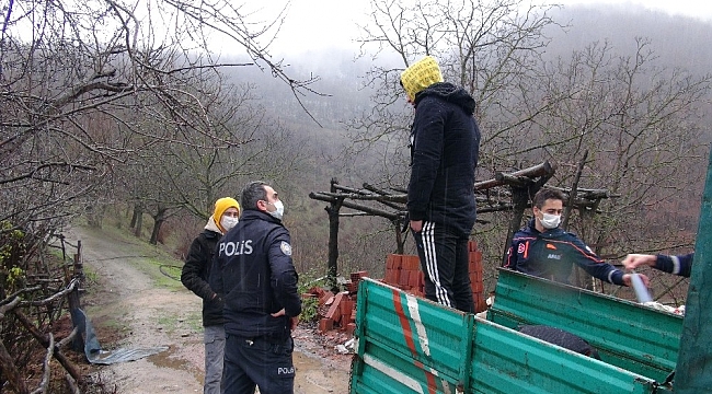 Ormanlık alanda gece kaybolan iki genç donmamak için brandanın altında sabahladı