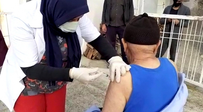 Osmaniye'de 80 yaş üzeri vatandaşlar aşılanıyor