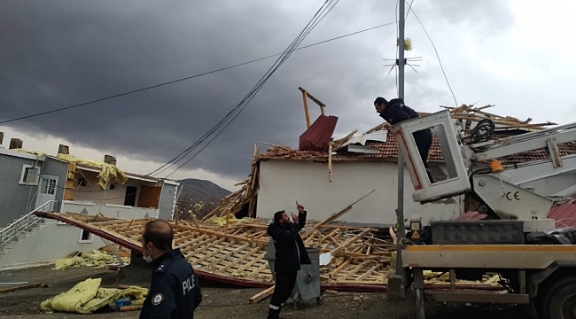 Otlukbeli'de fırtına çatıları uçurdu