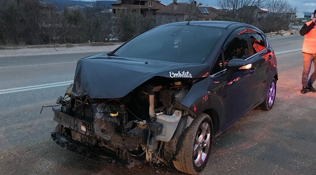 Otomobil park halindeki kar küreme aracına çarptı; 1 yaralı