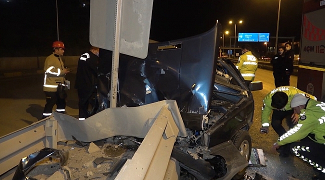Otomobil refüje ok gibi saplandı, 2 kişi ölümden döndü