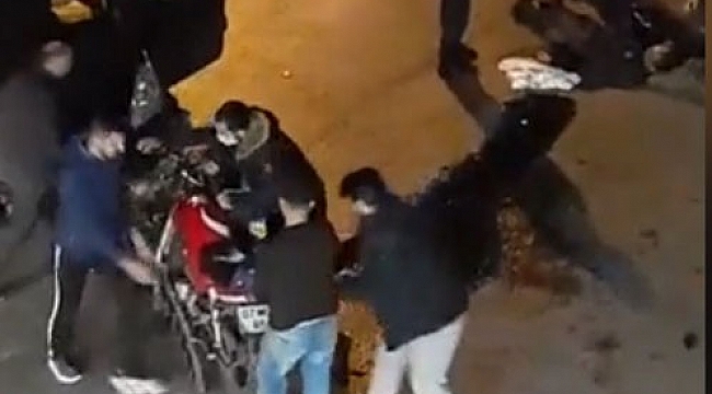 Otomobilin altına giren motosiklet sürücüsü ölümden döndü