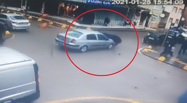 Otomobille çarpışan motosiklet sürücüsü ölümden böyle döndü