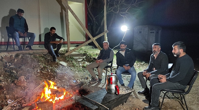 Paralarını alamadıklarını iddia eden işçiler yılbaşı gecesi şantiyede mahsur kaldı