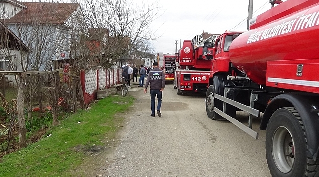 Park halinde araç motor kısmından yandı