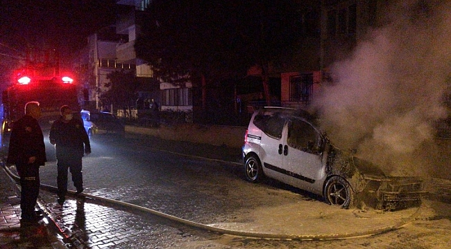 Park halinde yanan araç önündeki aracı da yaktı