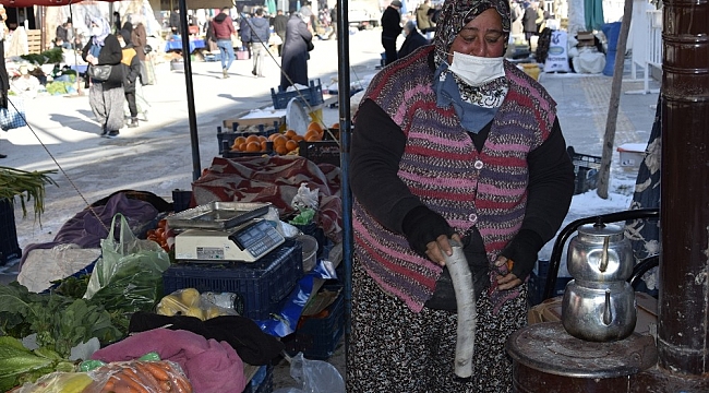Pazarcı esnafı soğuktan korunabilmek için pazara soba kurdu