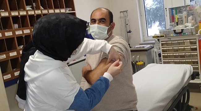 Pazaryeri'nde sağlık çalışanlarına korona virüs aşısı vurulmaya başlandı