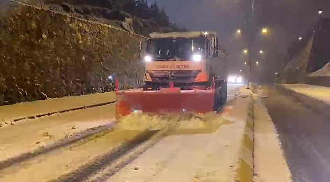 Pendik'te ekiplerin kar temizleme çalışmaları sürüyor