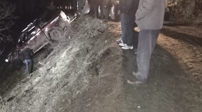 Pikap dereye uçtu, yardımına vatandaşlar koştu