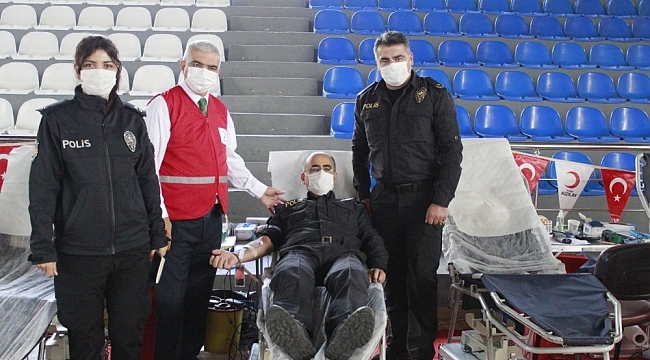 Polis adayları kan bağışladı
