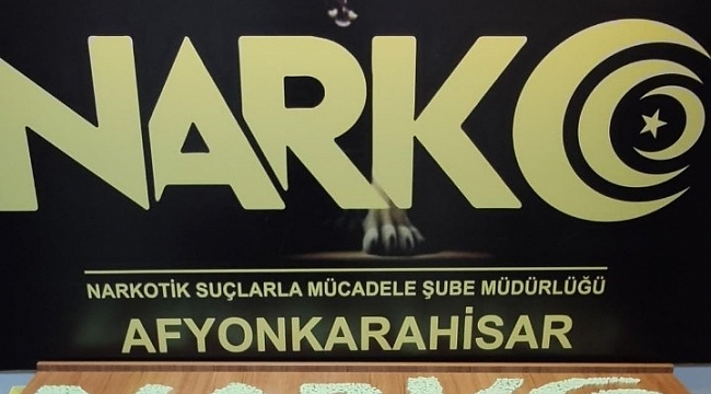 Polis durdurduğu iki araçta 4 bin 111 adet uyuşturucu hap ele geçirdi