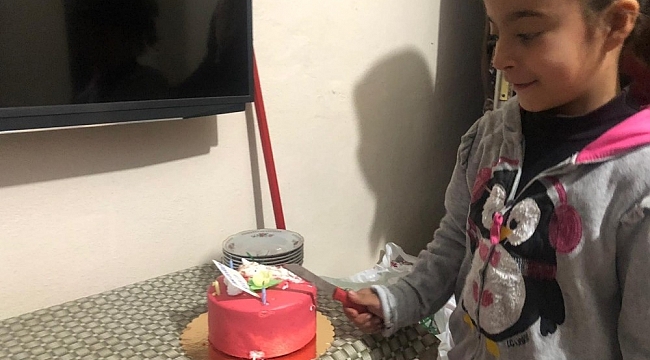 Polis ekipleri 155'i arayıp pasta isteyen 8 yaşındaki Rabiya'nın doğum gününü kutladı