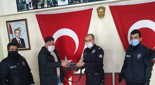 Polis ekipleri tarafından kaldırımda bulunan çanta sahibine teslim edildi