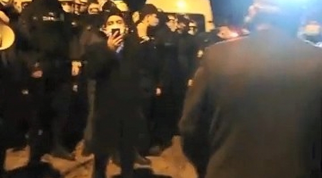 Polis ile dernek üyeleri arasında mezar taşıma gerginliği