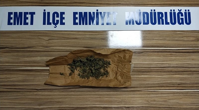 Polisin dikkati esrar yakalattı