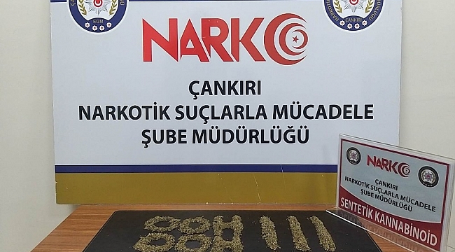 Polisler ele geçirilen uyuşturucu ile 'ohh ohh' yazarak Bakan Soylu'ya destek verdi
