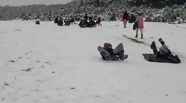 Poşetle kaydılar...Kar keyfini çocuklar çıkardı