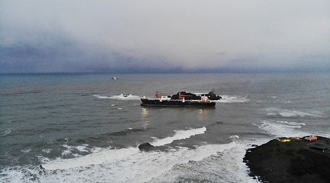 Riva'da karaya oturan geminin son hali havadan görüntülendi