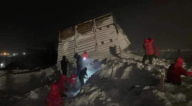 Rusya'da evlerin üstüne çığ düştü