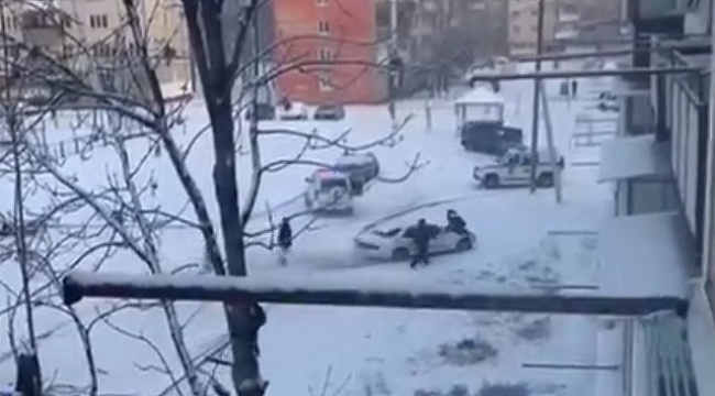 Rusya'da polislerin kovaladığı sürücü ortalığı birbirine kattı