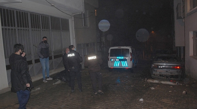 Sağanak yağışa dayanamayan yarım asırlık baca otomobilin üzerine devrildi
