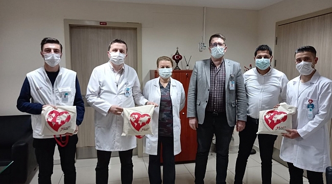 Sağlık çalışanlarına motivasyon kiti hediye ettiler