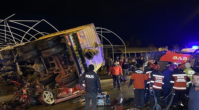 Sakarya'da feci kaza, kamyon 2 aracın üzerine devrildi