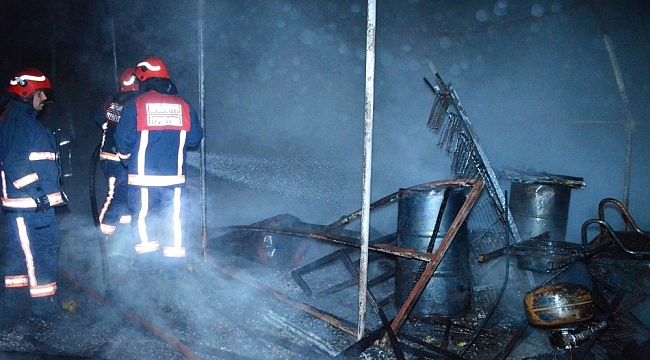 Sakarya'da plaj malzemelerinin bulunduğu depo alev alev yandı