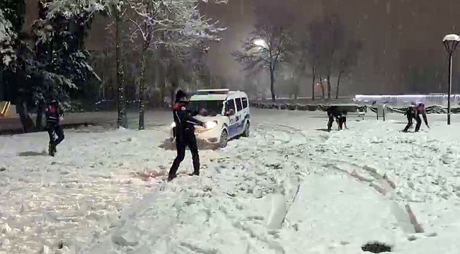 Sakarya'da polis ekipleri gönüllerince karın keyfini çıkardı