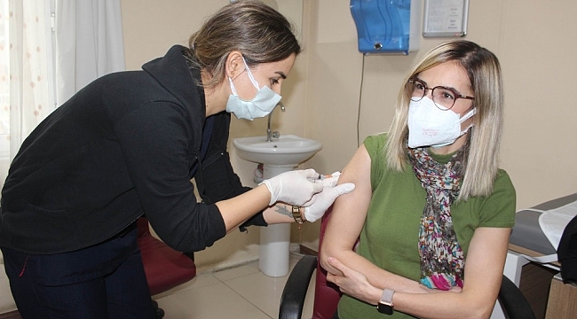 Salihli'de ilk aşı başhekim yardımcısına yapıldı