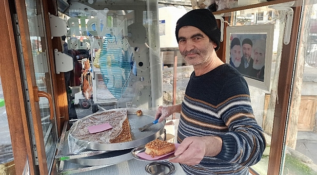 Şam tatlısı yaparak baba mesleğini sürdürüyor