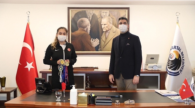 Şampiyon Tekvandocudan Başkan Gökhan Yüksel'e ziyaret