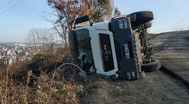 Samsun'da taş yüklü kamyon uçurumun kenarına devrildi: 1 yaralı
