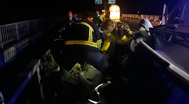 Şanlıurfa'da bariyerlere çarpan otomobilin sürücüsü öldü