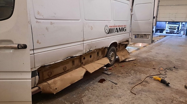 Sarp Sınır Kapısı'nda bir minibüste 127 kilogram kaçak bal ele geçirildi