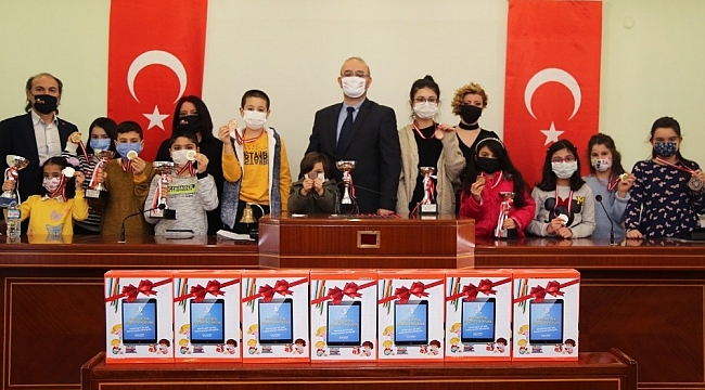 Satranç şampiyonları ödüllerine kavuştu